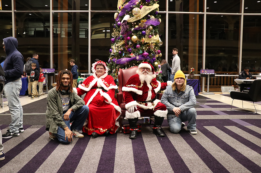 students with Santa and Mrs. Claus